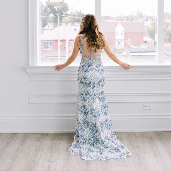 Full length Blue floral gown Size 2 - Picture 9 of 14